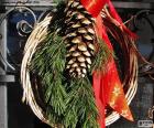 Сельский Рождественский венок из натуральных материалов и красной лентой со звездой